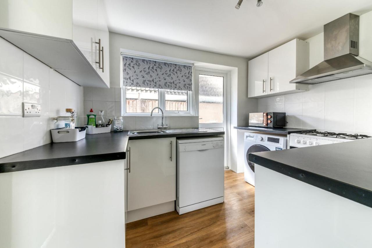 Contemporary 4 Bedroom Detached House With Parking And City Links Croydon Zewnętrze zdjęcie